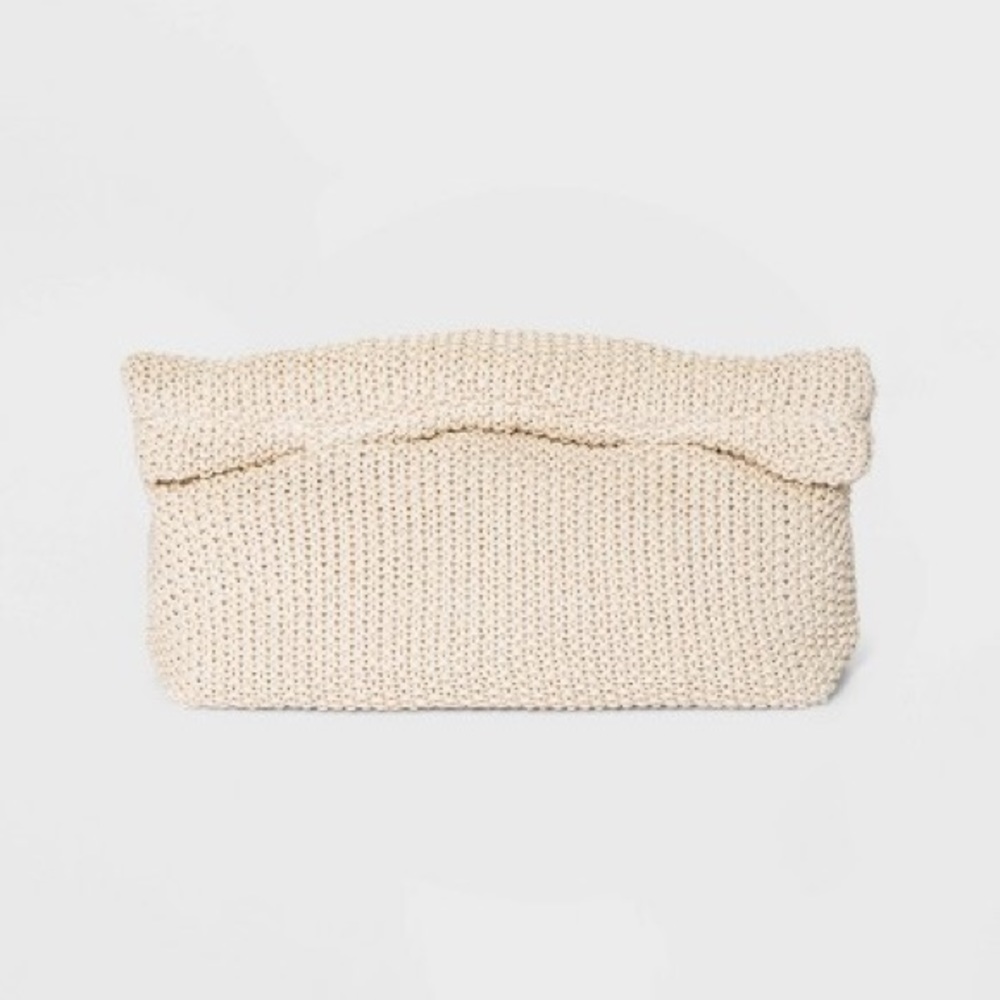Oversized knit clutch. Zip and magnet closure.